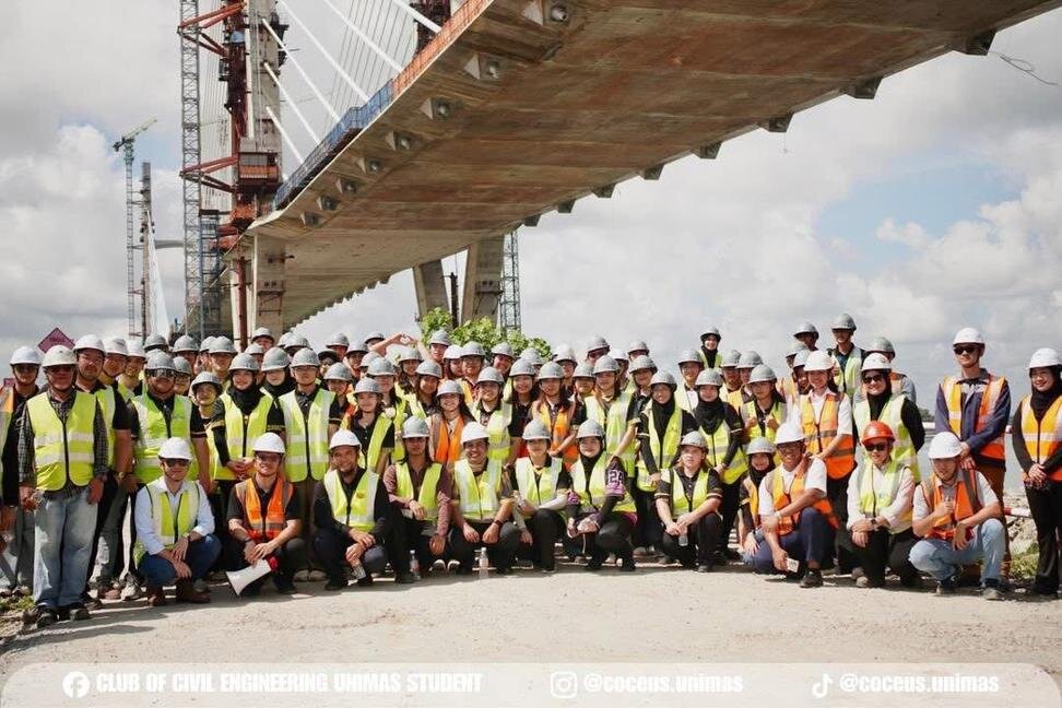 UNIMAS students and lecturers on an academic site visit to the Sejingkat Bridge